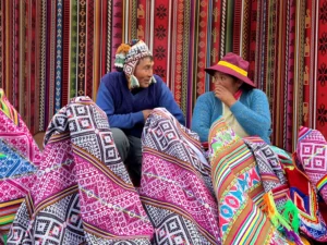 Artisanat péruvien : la symbolique des motifs et couleurs